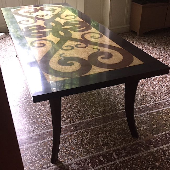 Table effet marqueterie